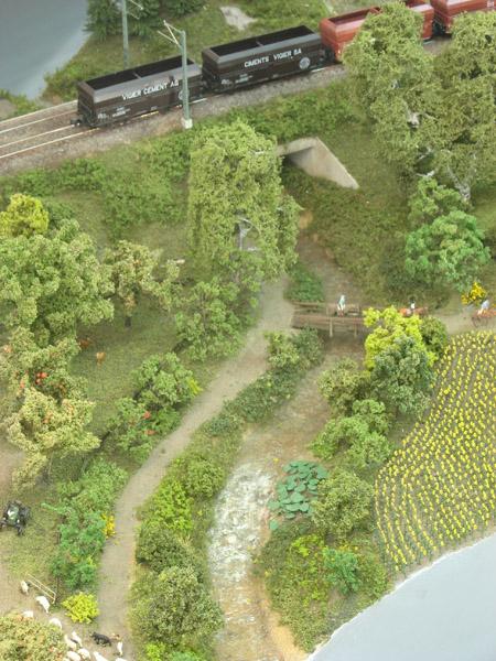 Bachlauf mit Reitweg und Brücke