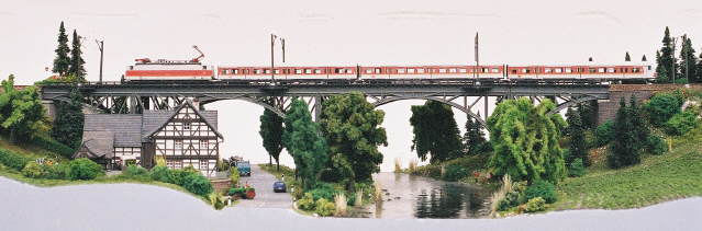Das Naaletal mit der Eisenbahnbrücke über Fluss und Straße.